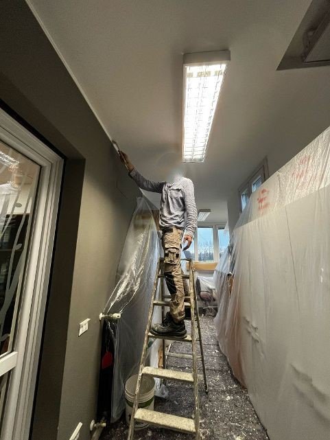 Euro Steel il nostro pittore che dipinge gli uffici interni con una particolare pittura in grado di assorbire lo smog, contribuendo così a migliorare la qualità dell’aria interna ed esterna.