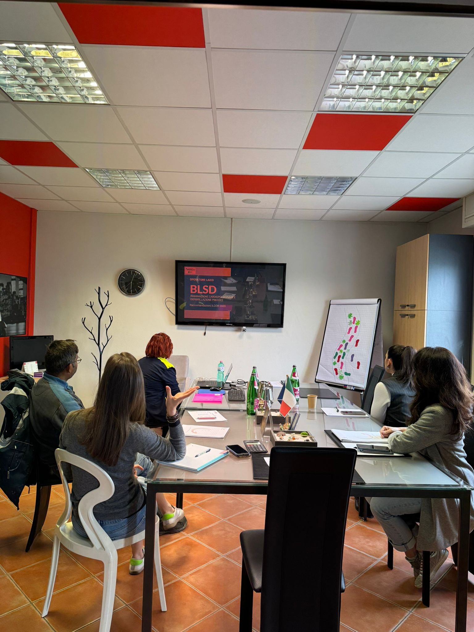 Euro Steel corso di formazione sull'utilizzo del Defibrillatore, immagine dell'aula e dei dipendenti durante il corso
